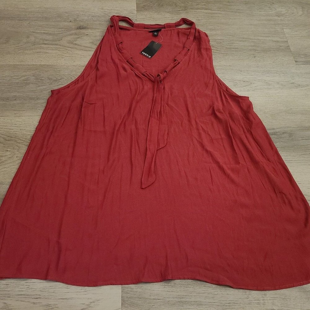 Torrid red tie neck crepe tank size 1 sleeveless NWT